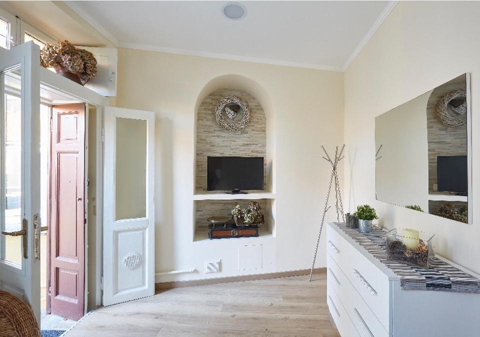 Beautiful Bohemian Apartment In Center Conditioned Air Комо Екстериор снимка