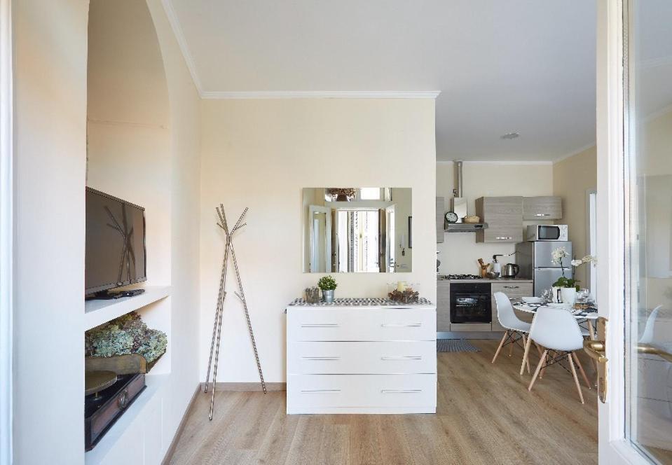 Beautiful Bohemian Apartment In Center Conditioned Air Комо Екстериор снимка