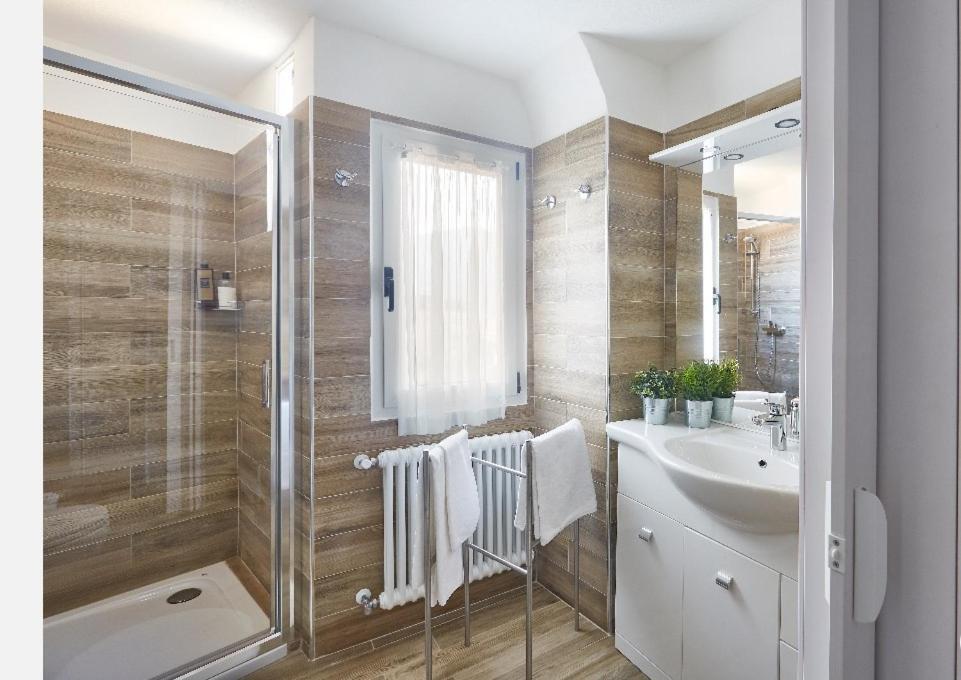 Beautiful Bohemian Apartment In Center Conditioned Air Комо Екстериор снимка